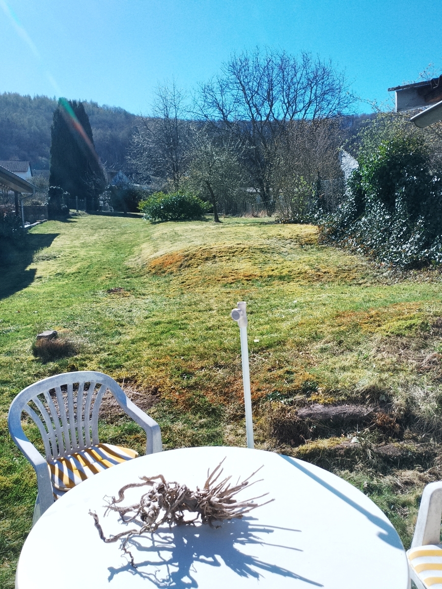 A Gartentisch mit Blick in den Garten