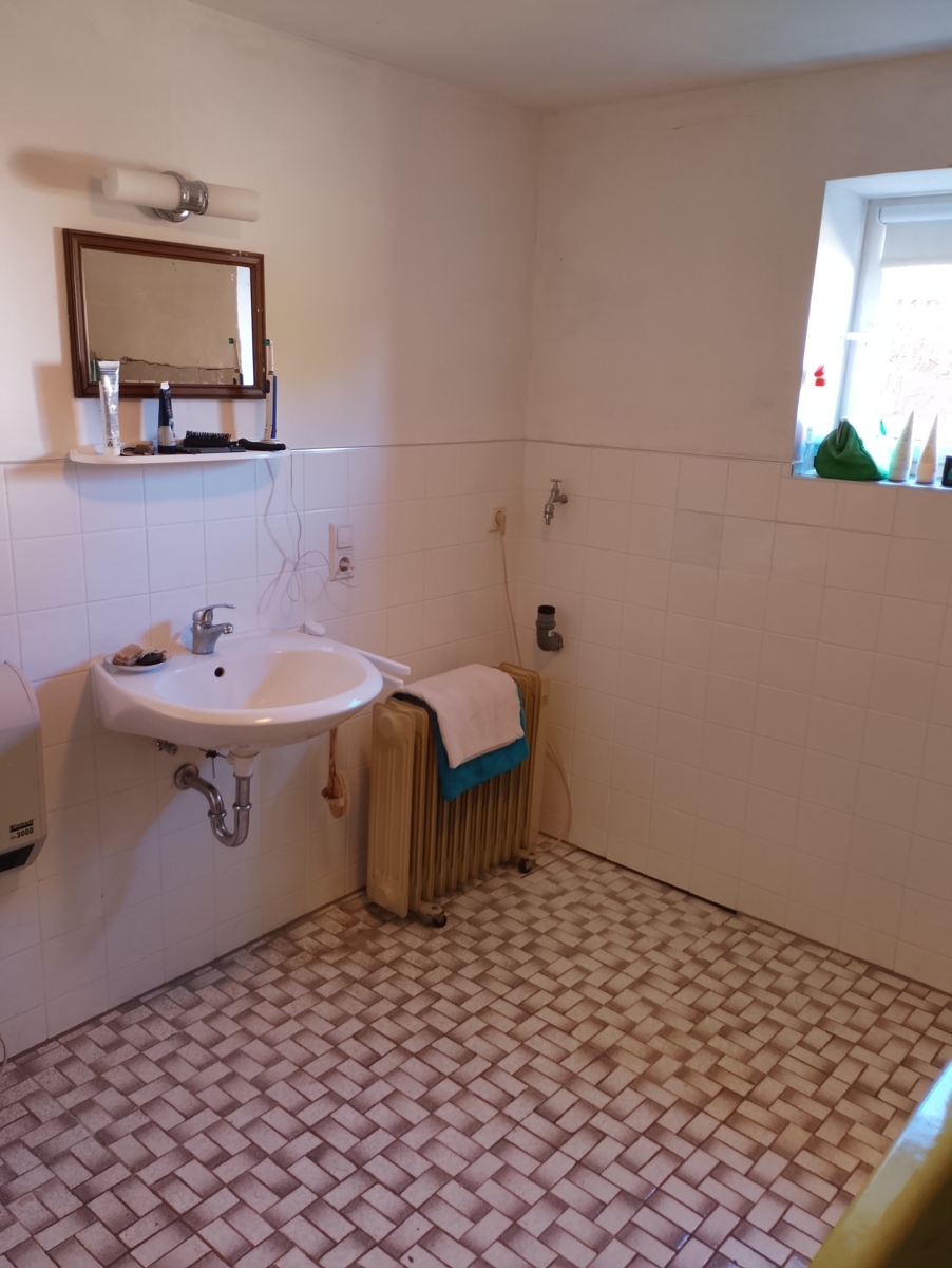 EG Bad Wanne Wschbecken (2)