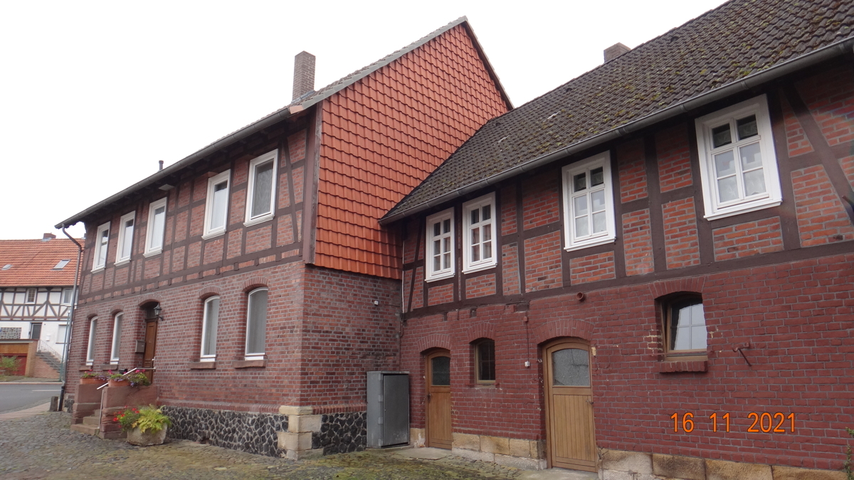 A Haupthaus mit Anbau Eingang