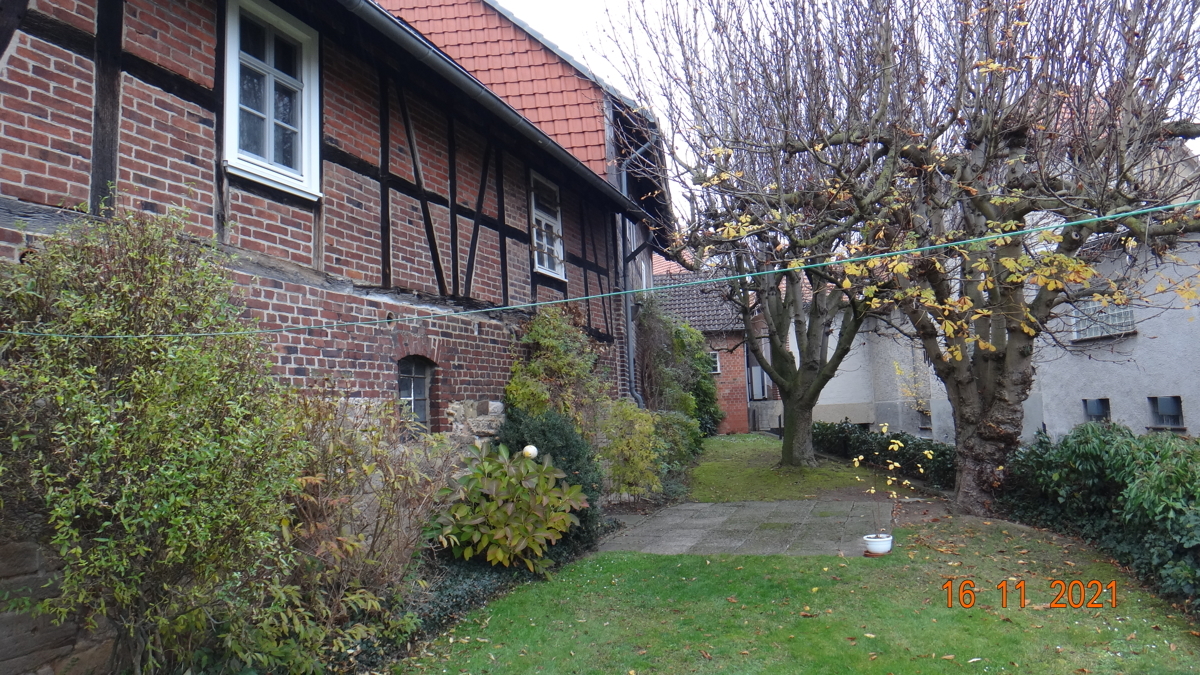 A Garten hinter Haupthaus und Anbau