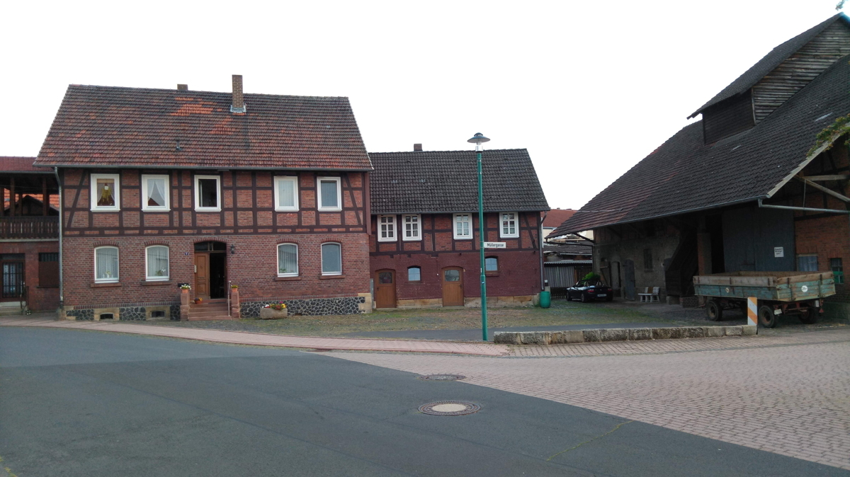 Haupthaus mit Parkplätzen