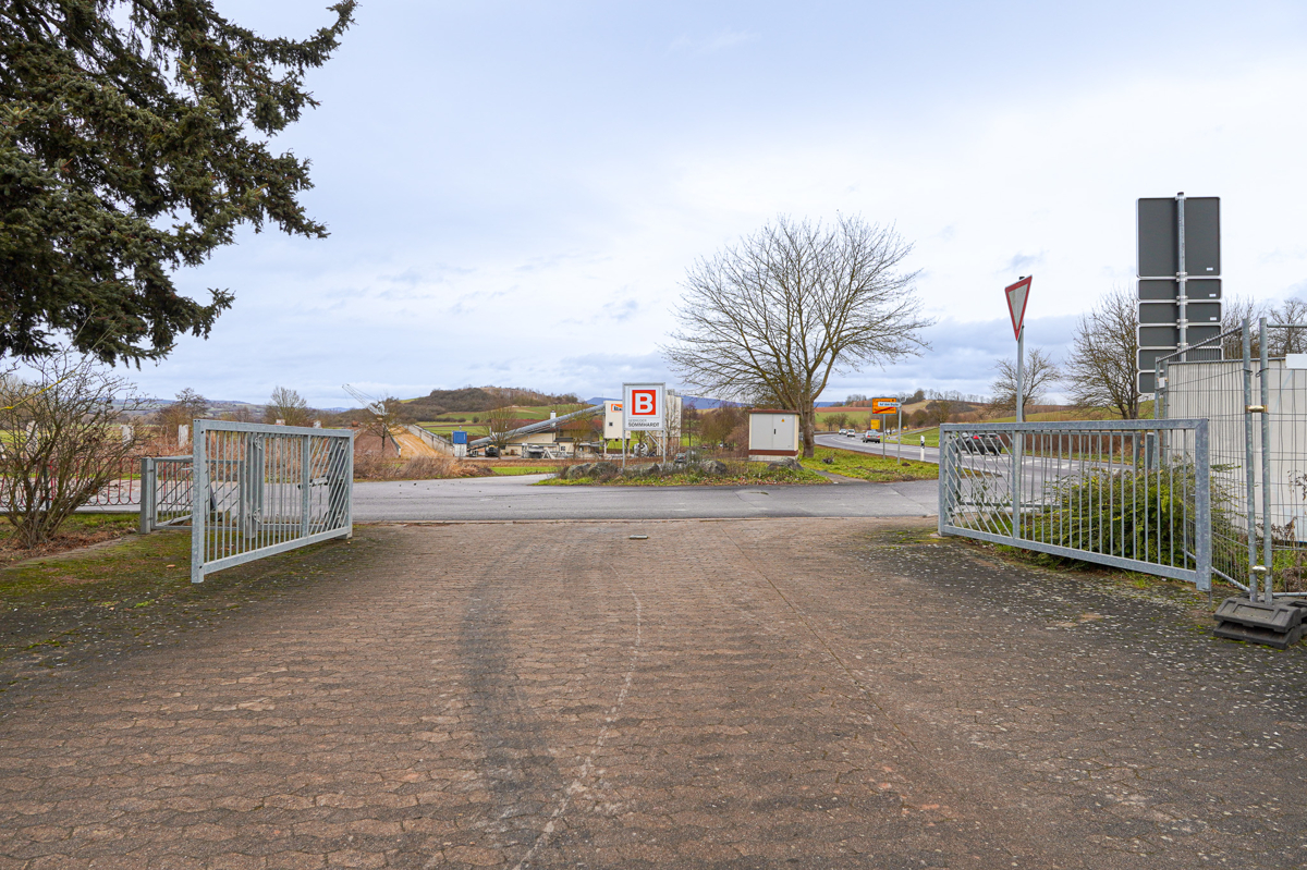 Einfahrt Grundstück