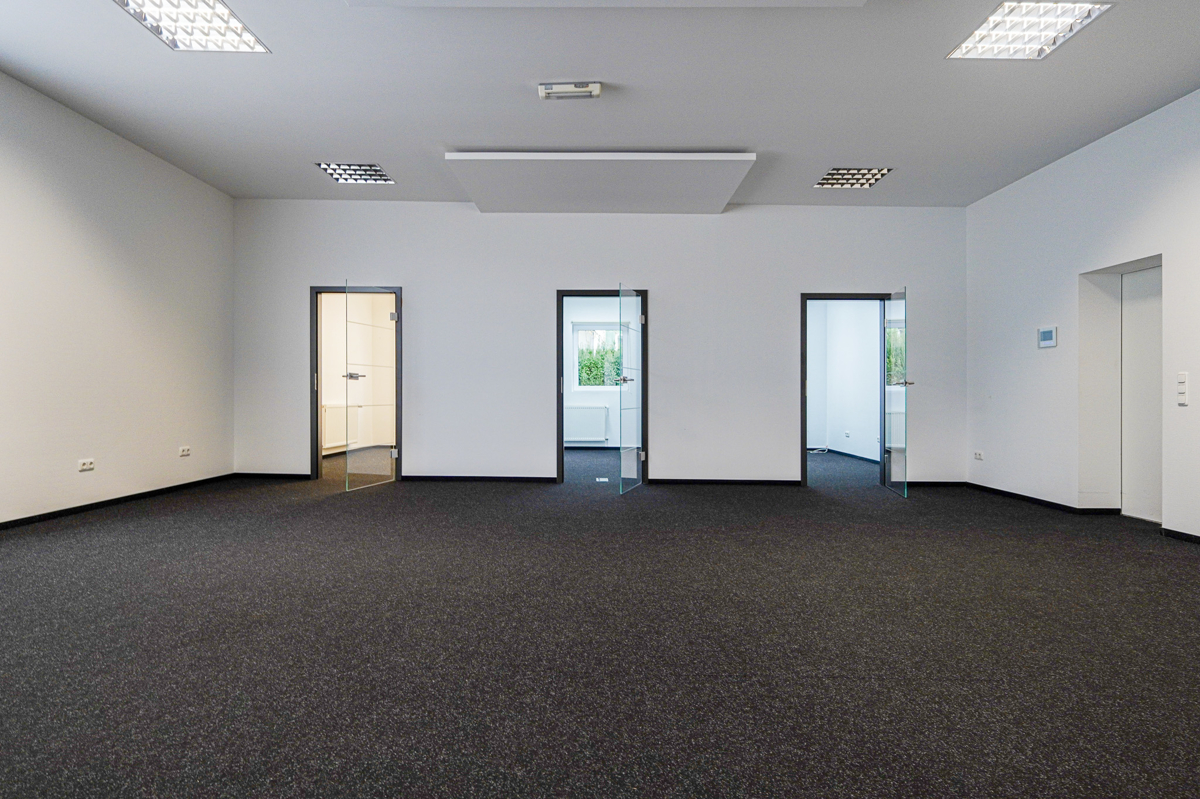 Großer Arbeitsbereich mit 3 Büros