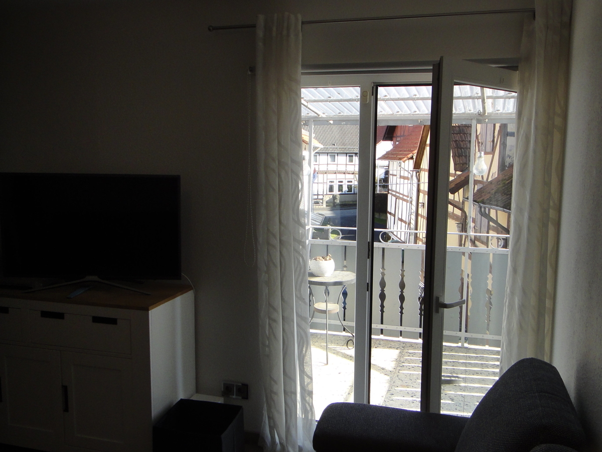 OG Wohnzimmer mit Tür zum Balkon (3)