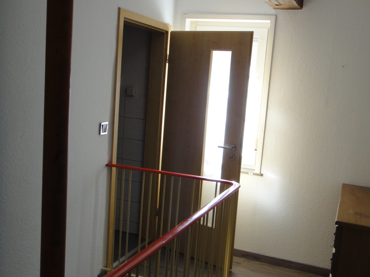 OG Flur  mit Tür zum Bad (2)