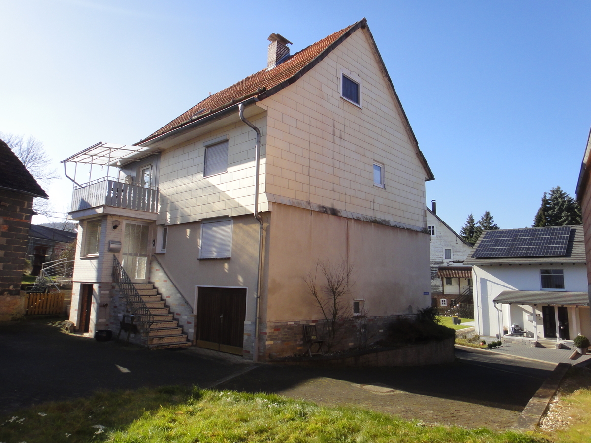 A Eingangsbereich mit Balkon