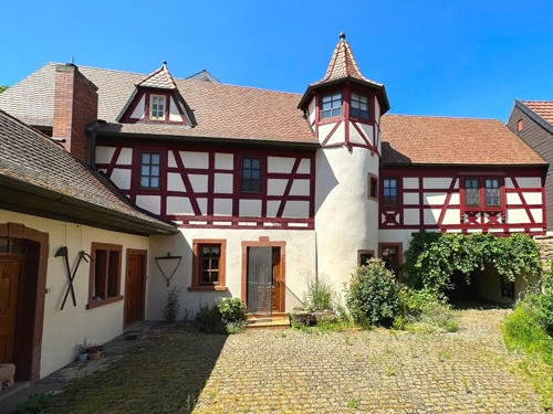 Innenhof mit historischen Turm