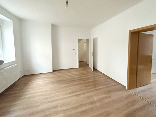 Wohnzimmer mit Tür zum Schlafzimmer