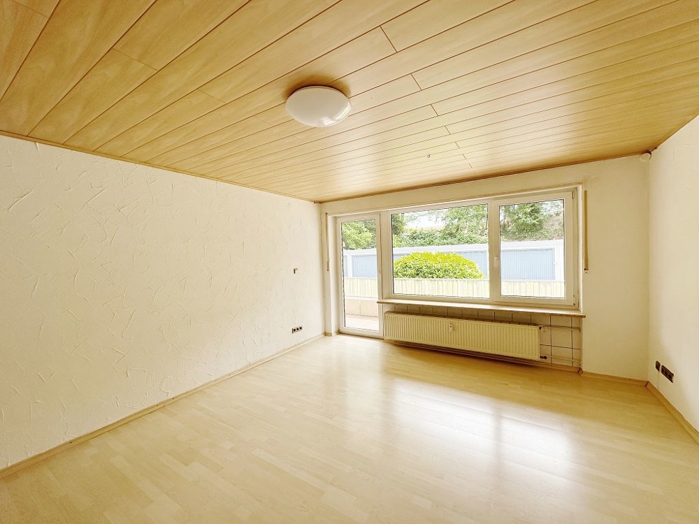 Wohnzimmer mit Balkonzugang