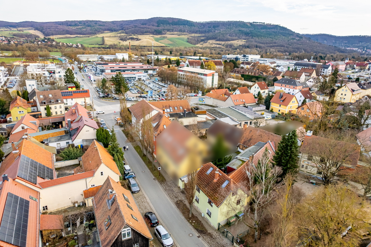 Strasse entlang