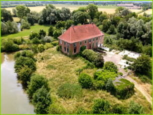 Herrenhaus mit Gräftenanlage