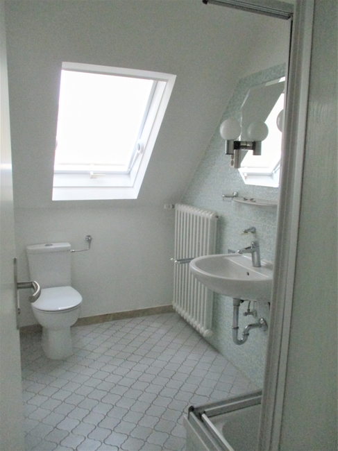 Bad mit Dusche und Fenster