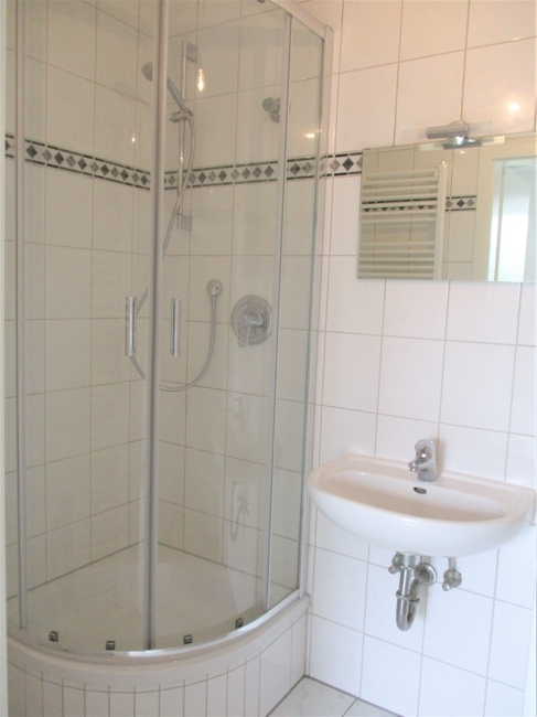 Bad mit Dusche Ansicht 1