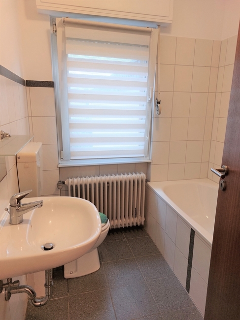Bad mit Wanne und Fenster