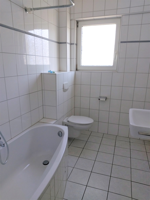 Bad mit Wanne und Fenster