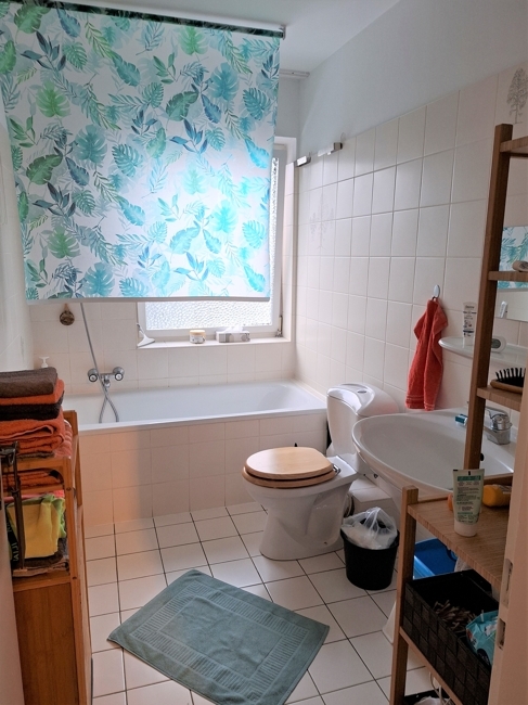 Bad mit Wanne und Fenster