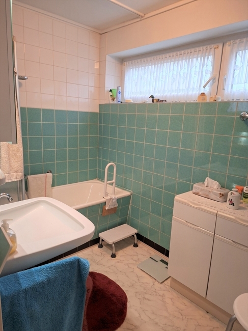 Bad mit Wanne und Fenster