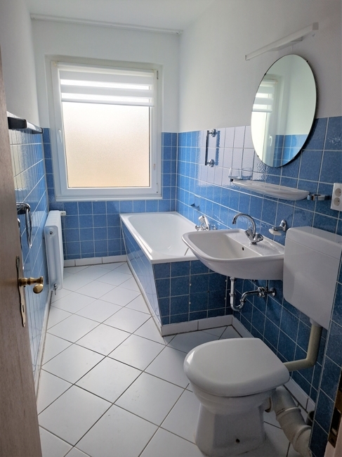 Bad mit Wanne und Fenster