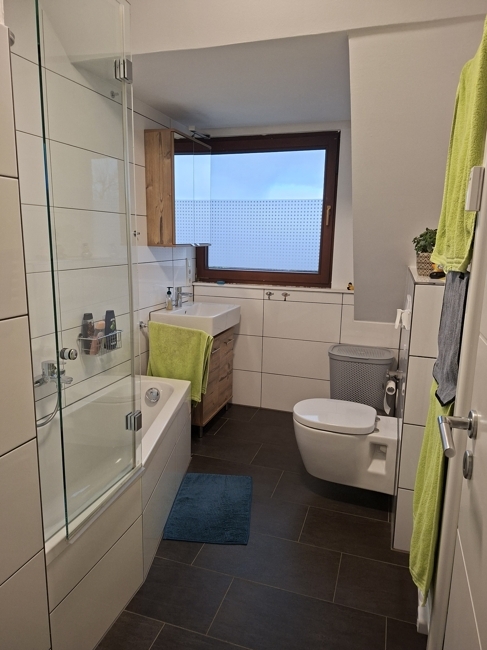 Modernes Bad mit Wanne