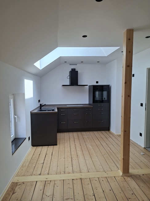 Wohnzimmer mit offener Küche