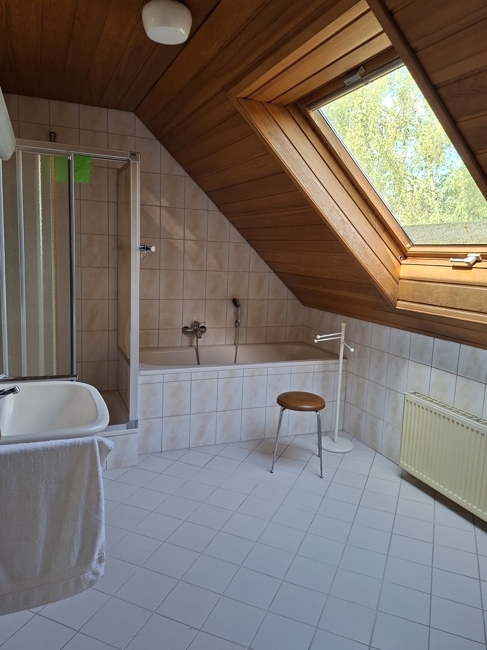 Bad mit Wanne und Dusche