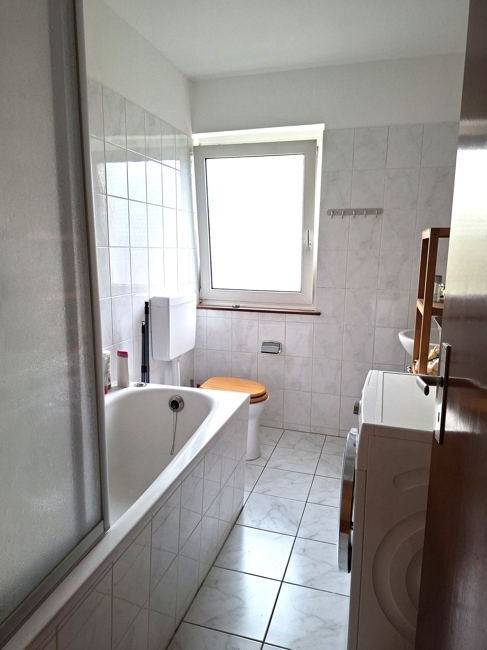 Bad mit Wanne und Fenster