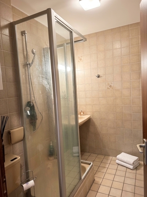 Bad mit Dusche - KI bearbeitet