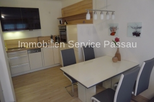 Küche mit Esstisch