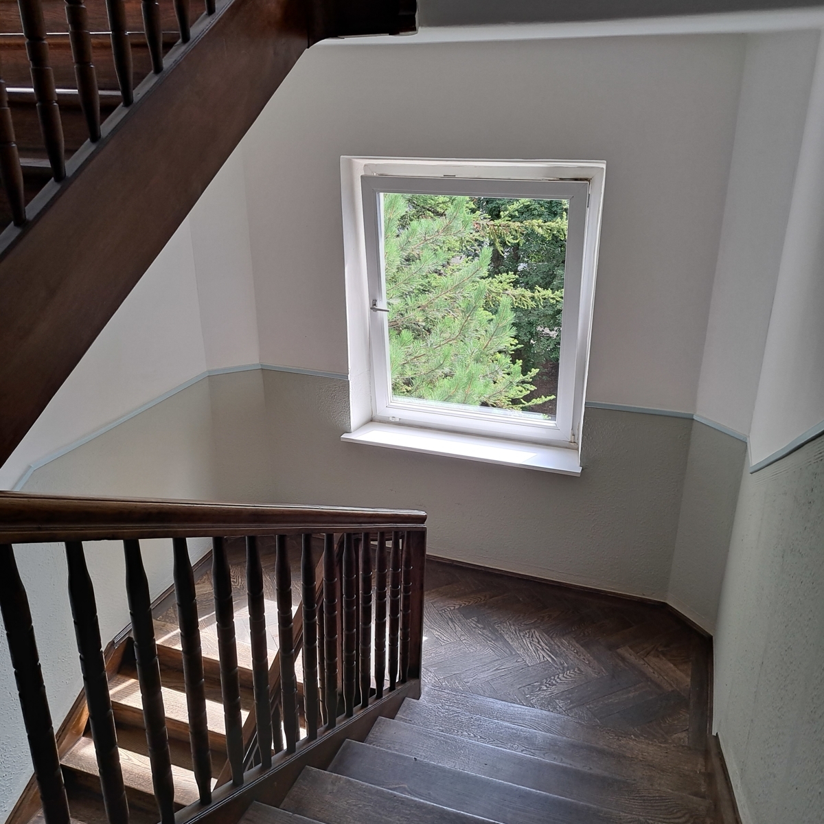 alte Holztreppe im Treppenhaus