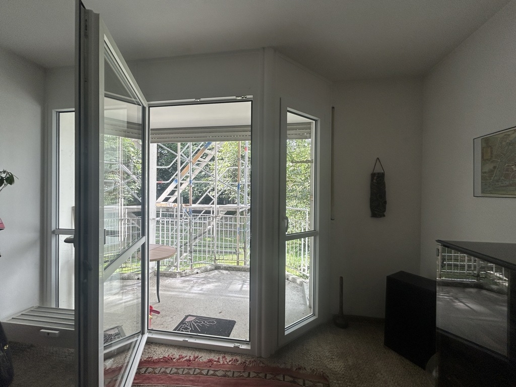 zum Balkon