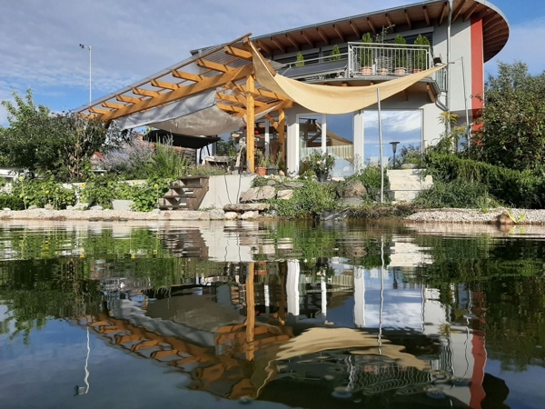 Deich mit Spiegelung Haus groß