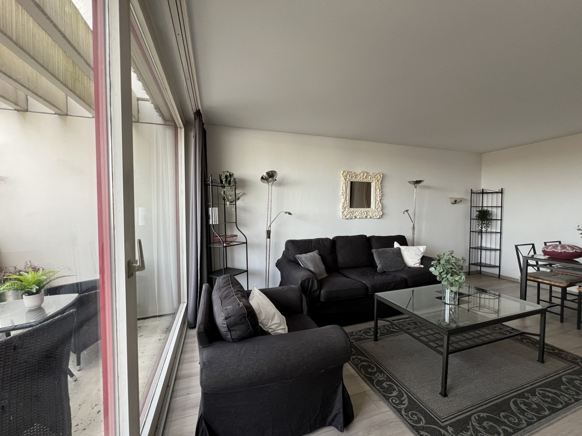 Wohnraum mit Zugang zur Terrasse