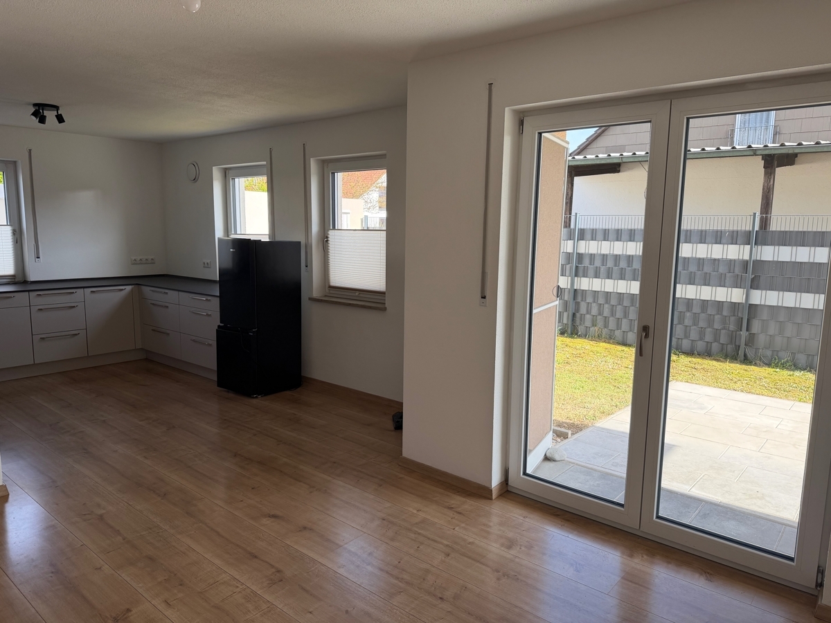 wohnzimmer mit Blick zu Terrasse und Küche