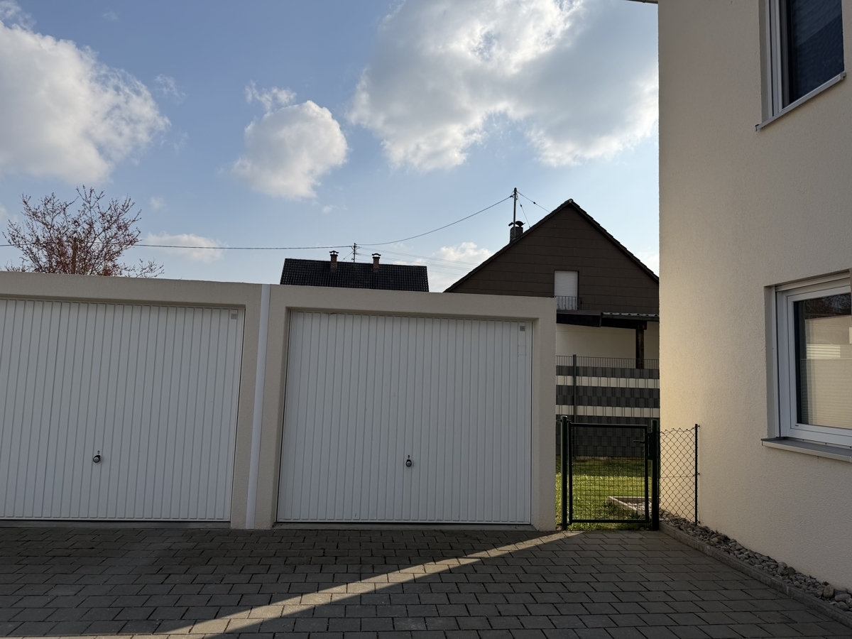 Garage mit Durchgang zum eigenen Garten