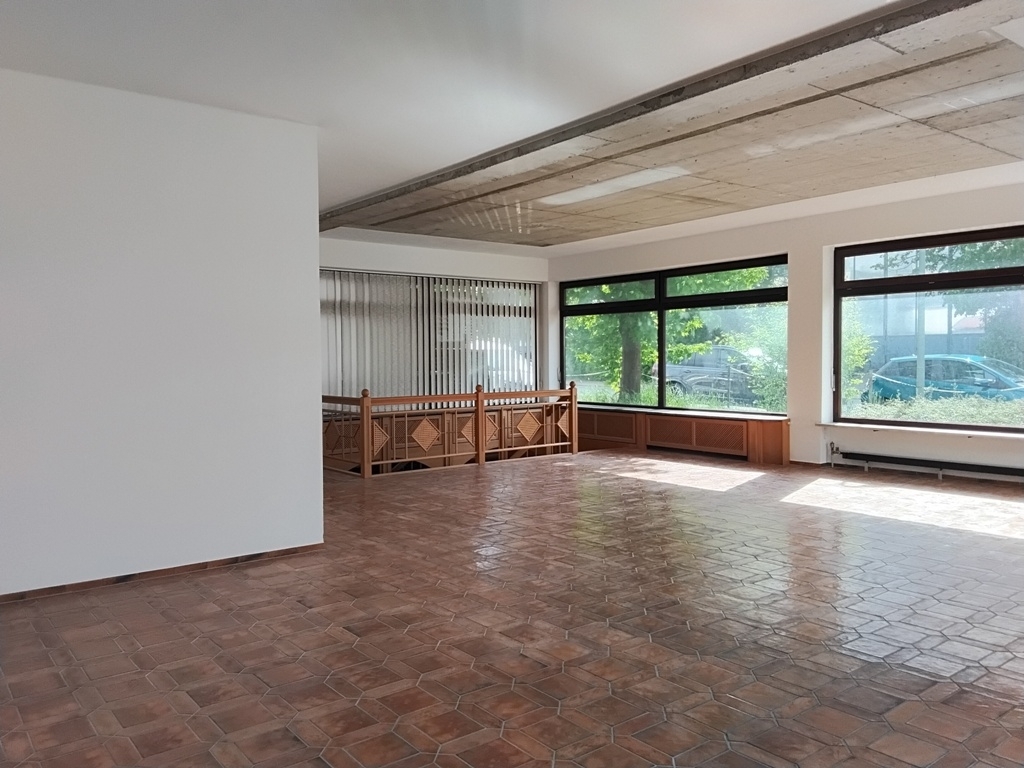 Ausstellung Verkaufsraum mit Treppe zum Lagerraum