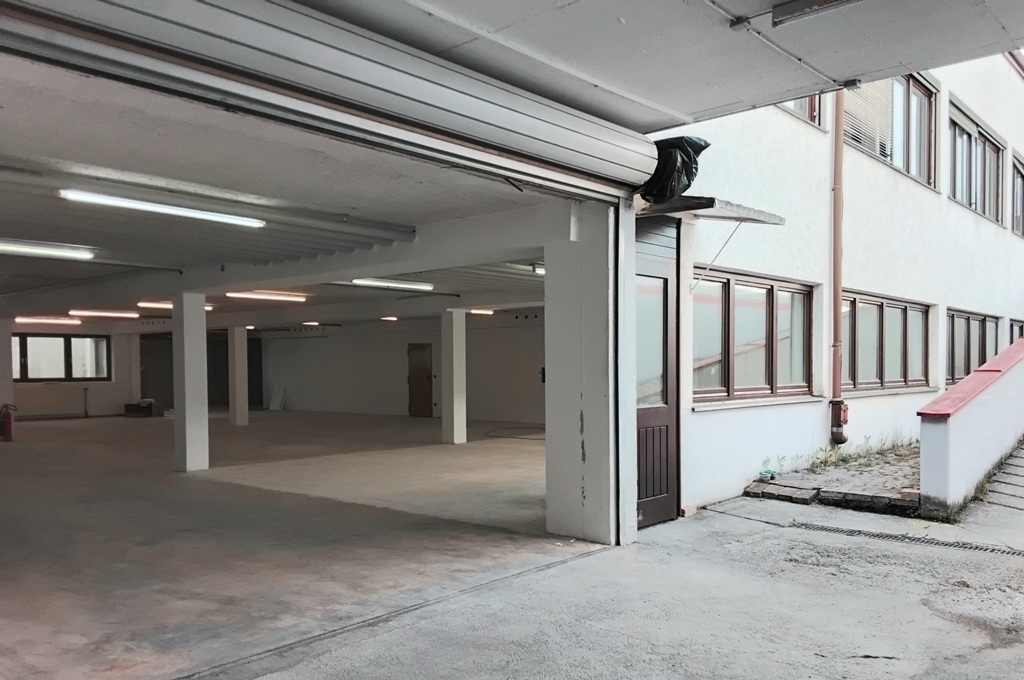 Vorplatz mit Rolltor 