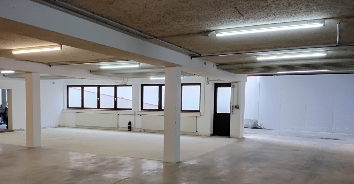 Vorplatz mit Rolltor