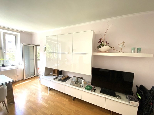 Wohnzimmer mit Balkontür