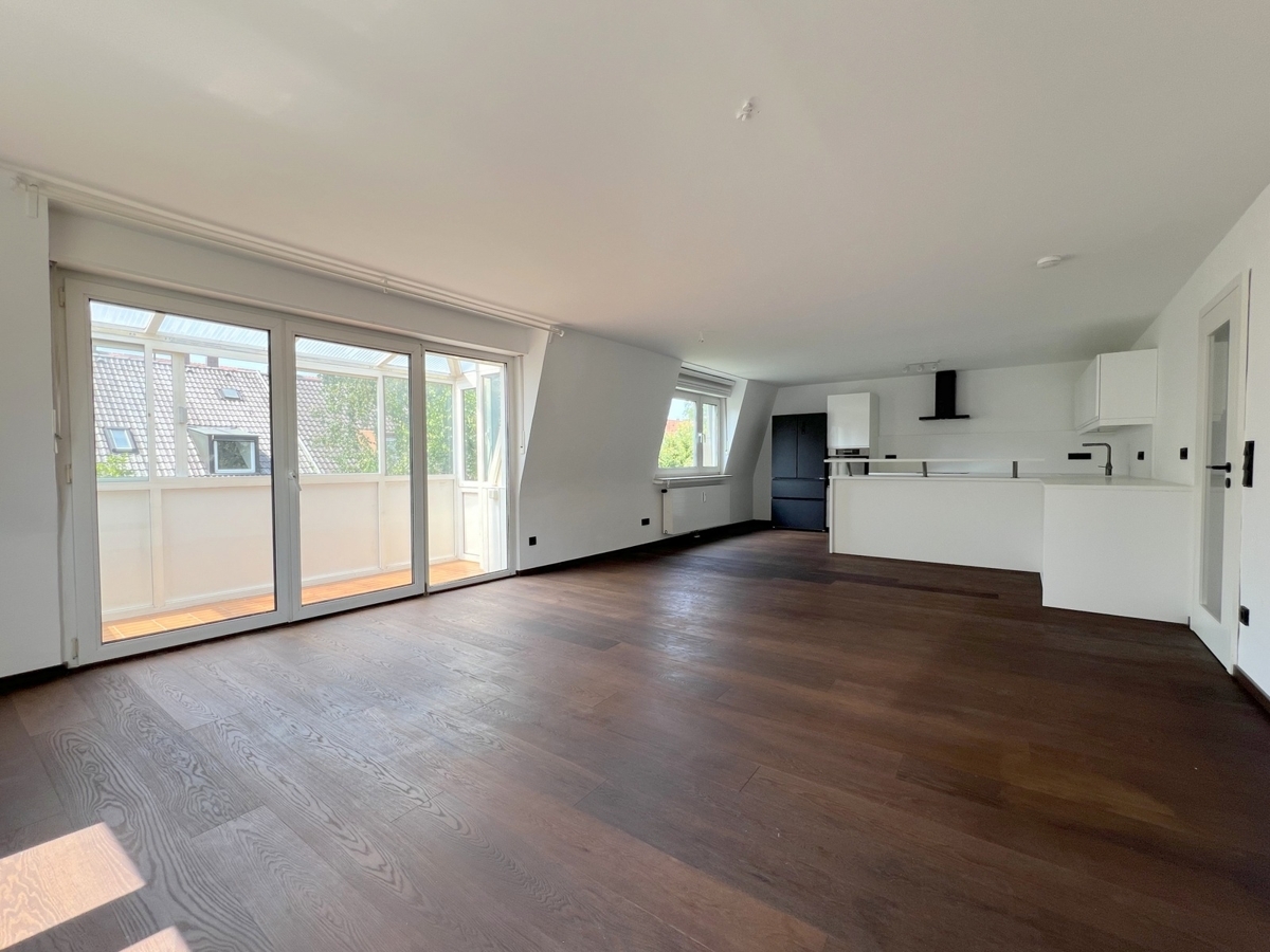 Wohnzimmer mit offener Küche