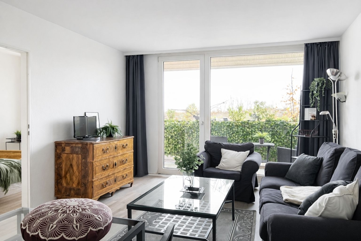 Wohnzimmer mit Blick zum Balkon