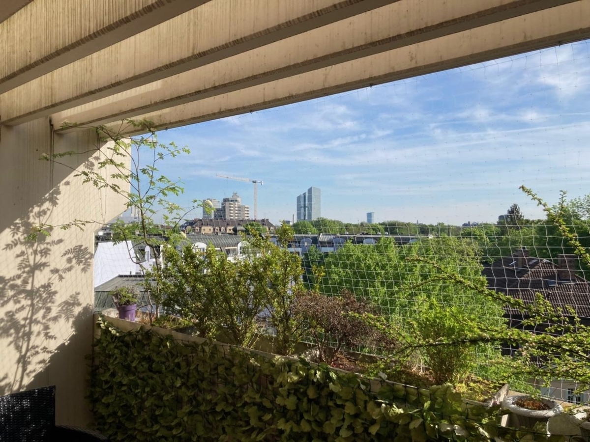 Eigener Balkon links