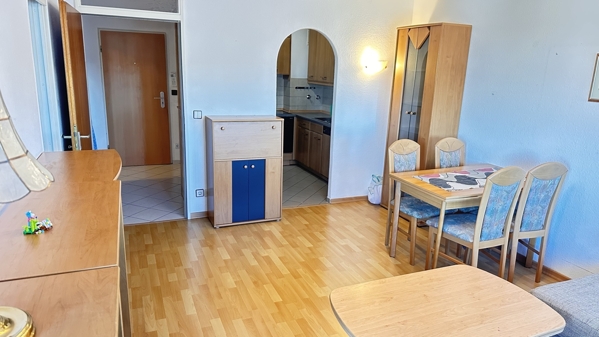 Blick auf Wohnraum, Küche & Diele