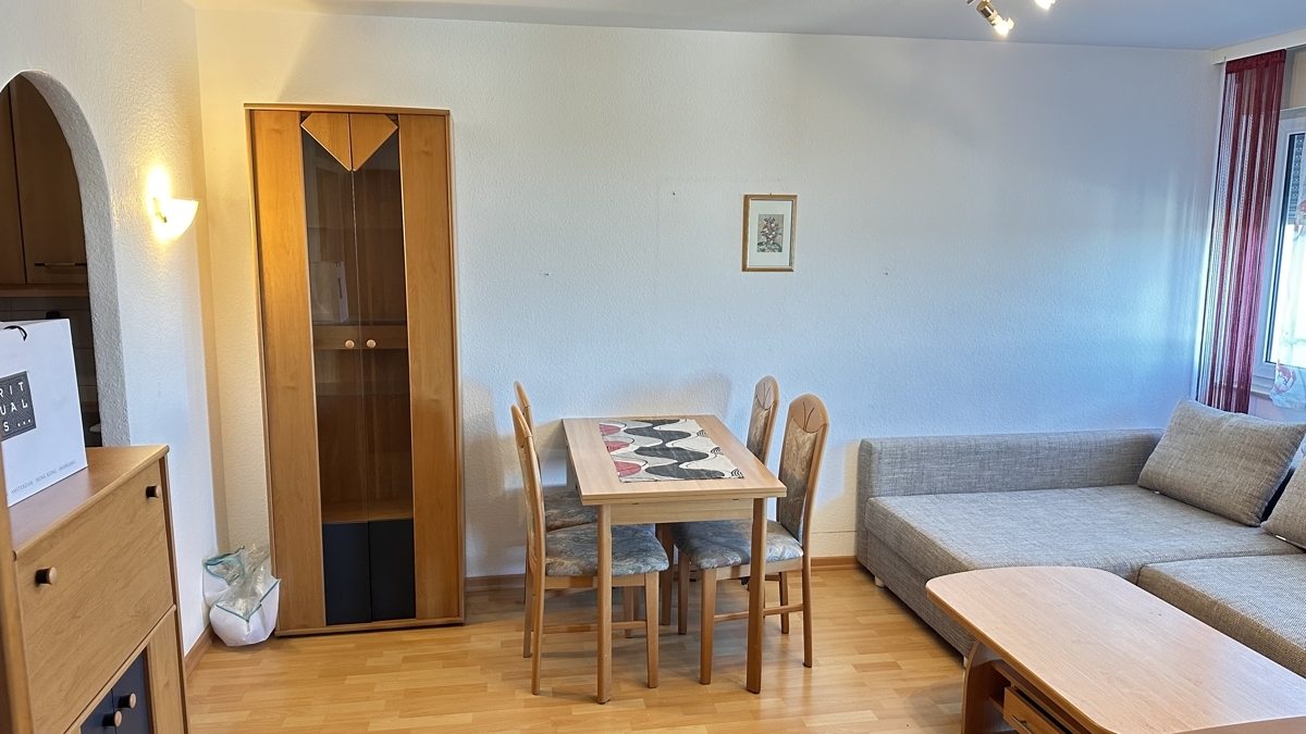 Wohnzimmer mit Blick zum Küchendurchgang