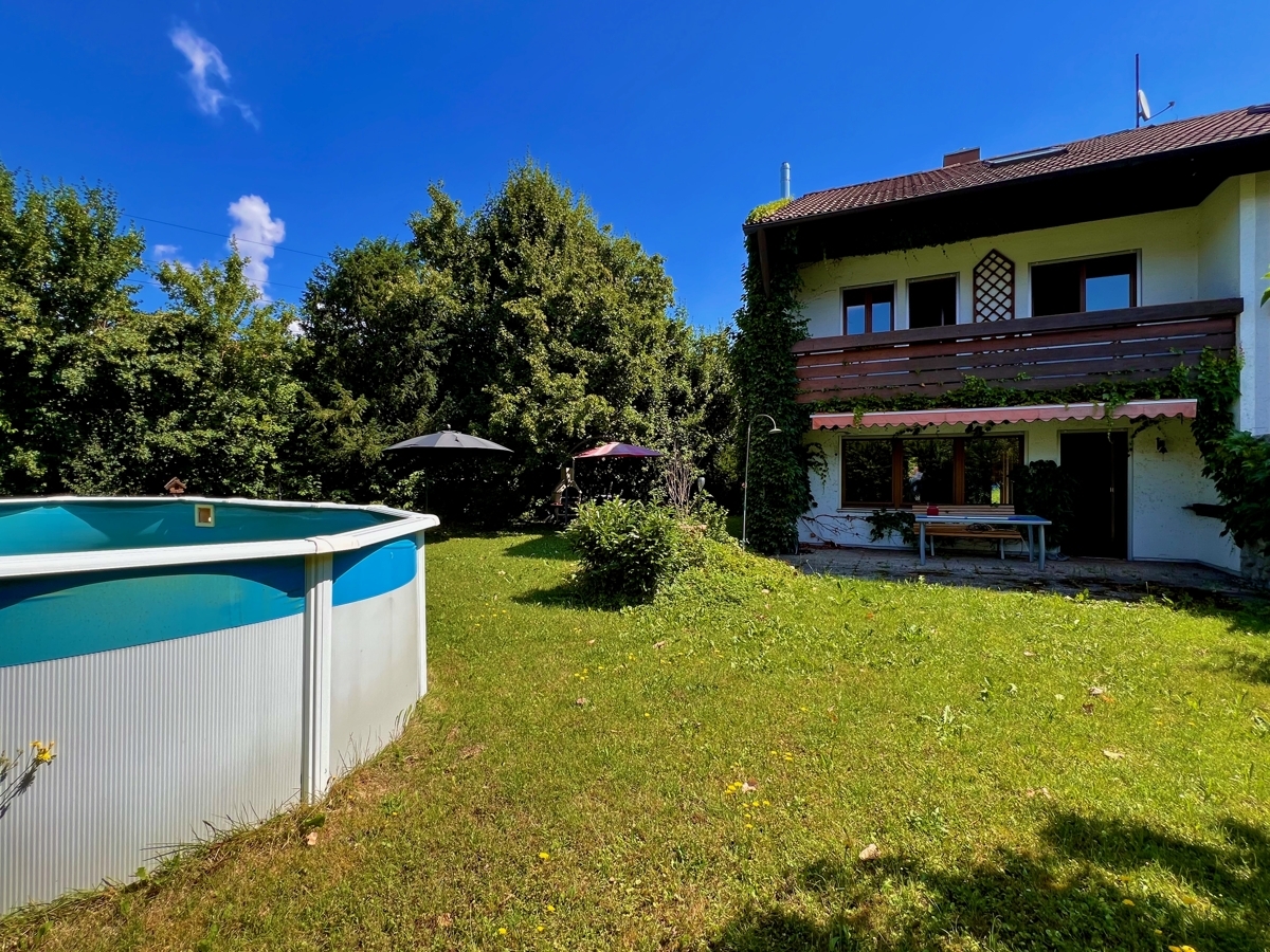 Gartenansicht mit Pool