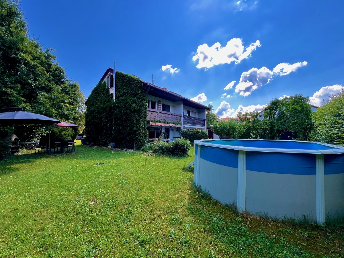 Gartenansicht mit Pool