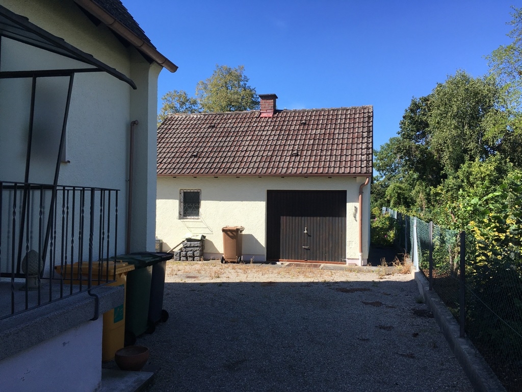 seitlich vom Haus