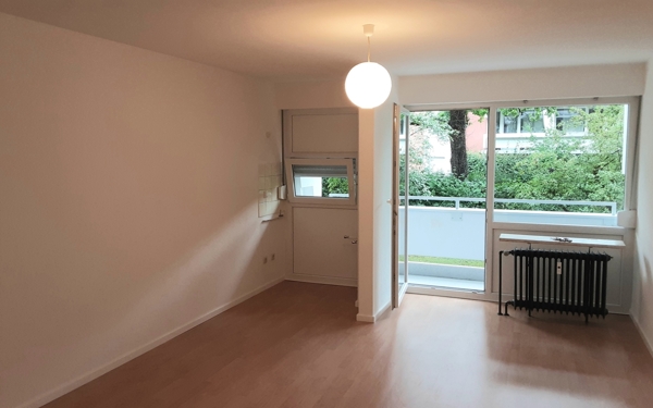 Wohnzimmer mit Balkon