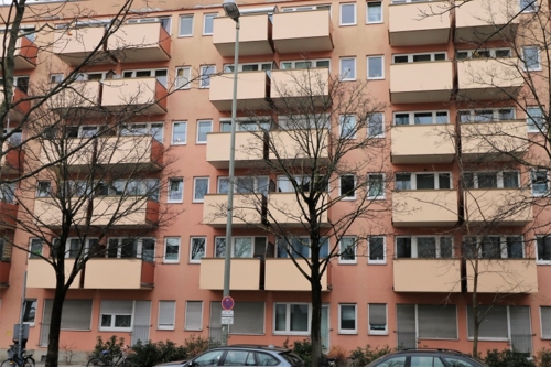 Hausansicht mit Balkonen