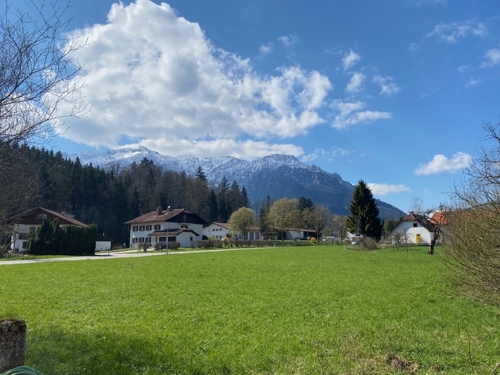 Unbebaubare Nachbarswiese