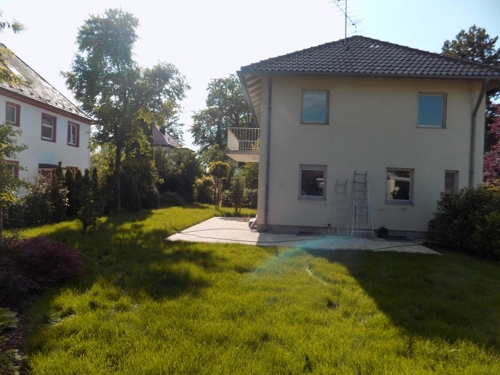 Hausrückansicht mit Garten